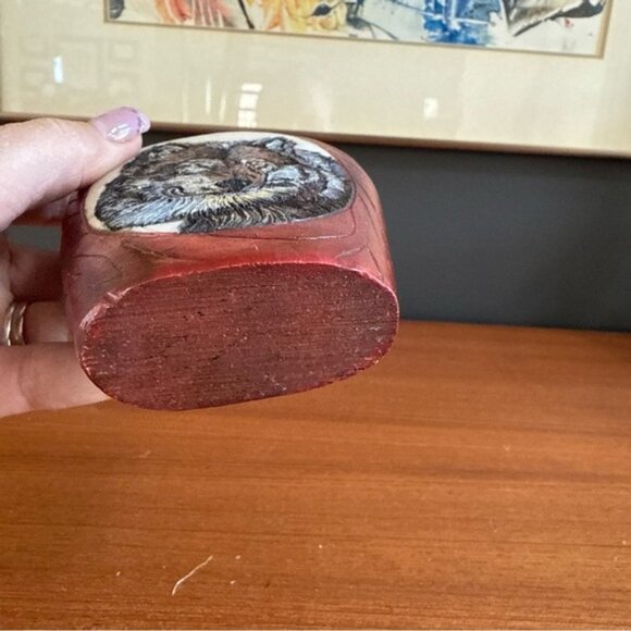 VINTAGE HAND PAINTED WOLF CARVING RESIN RED BOTTLE Vase COLLECTIBLE - Picture 6 of 7